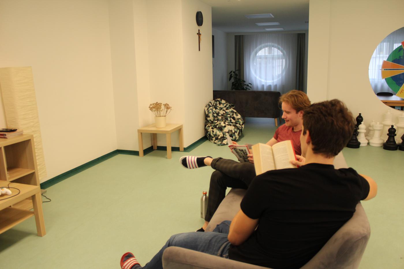 Im Studentenwohnheim gemeinsam chillen. 