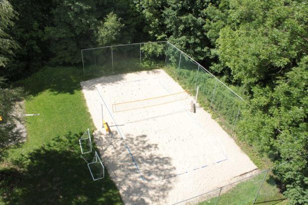 Blick auf Beachvolleyballplatz